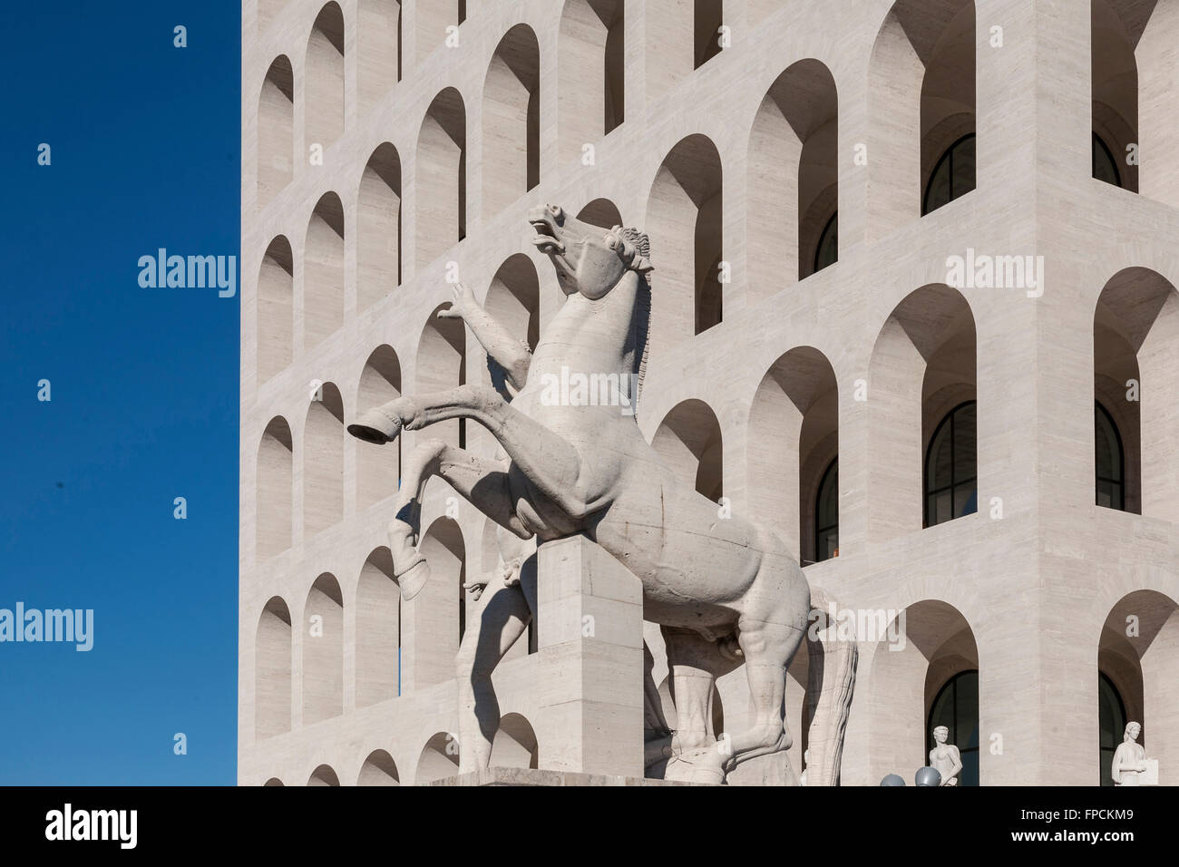 Ein Blick auf den Palazzo della Civilta Italiana in Rom, ein Beispiel für faschistische Architektur. Ansicht von unten. Stockfoto