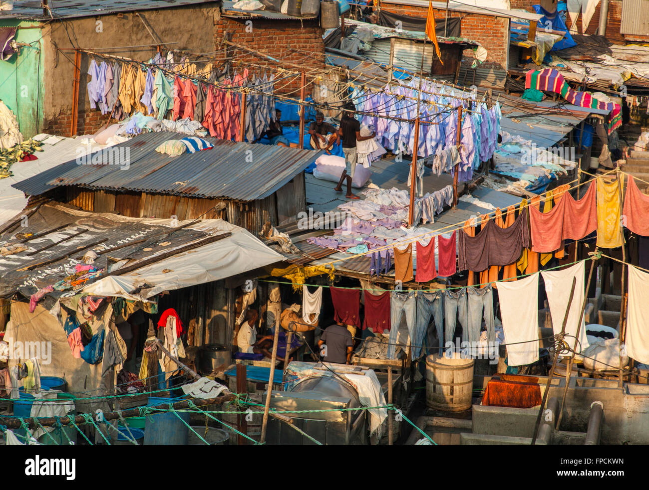 Eine Ansicht der Stadt von Mumbai, zeigt die Armut und schlechte Wohnverhältnisse und die Mahalaxmi Dhobi Ghat, öffnen Luft Waschsalon. Stockfoto