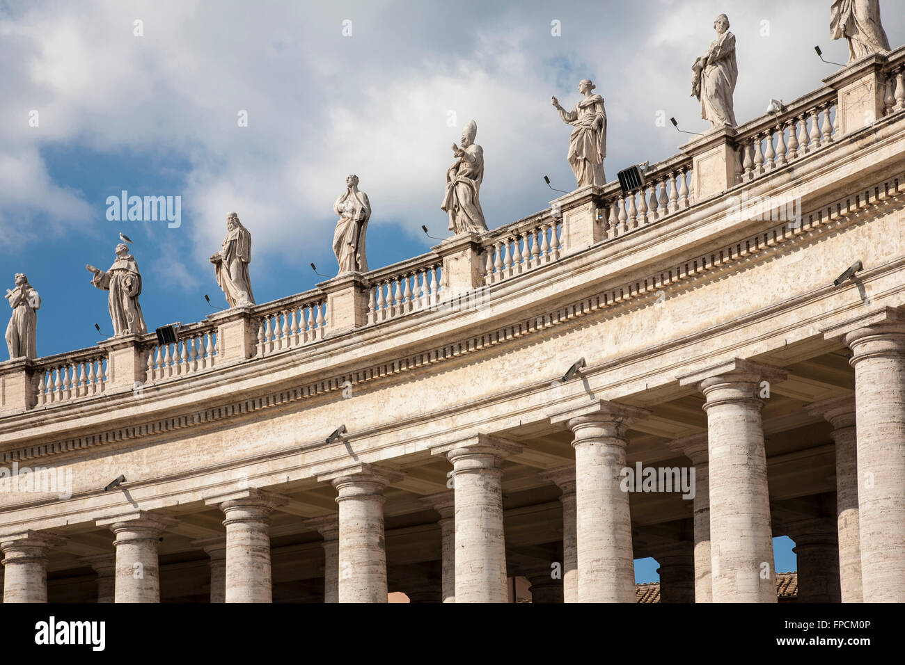 Eine Außenansicht des Vatikans in Rom, ein Blick von unten auf die Statuen auf dem Gebäude. Stockfoto