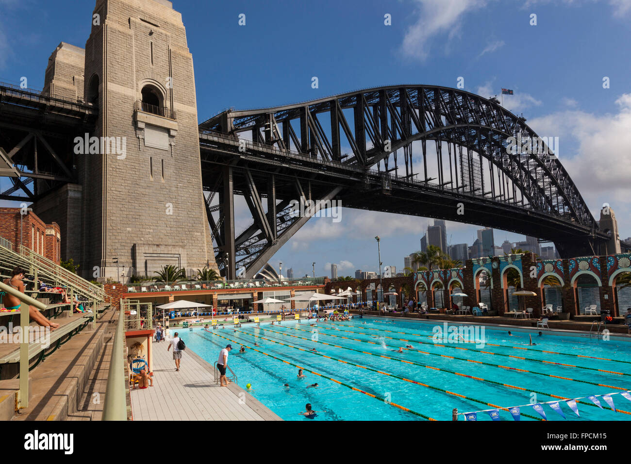 Ein Blick auf die Sydney Harbour Bridge aus dem Norden Sydney Olympic Swimming Pool. Stockfoto