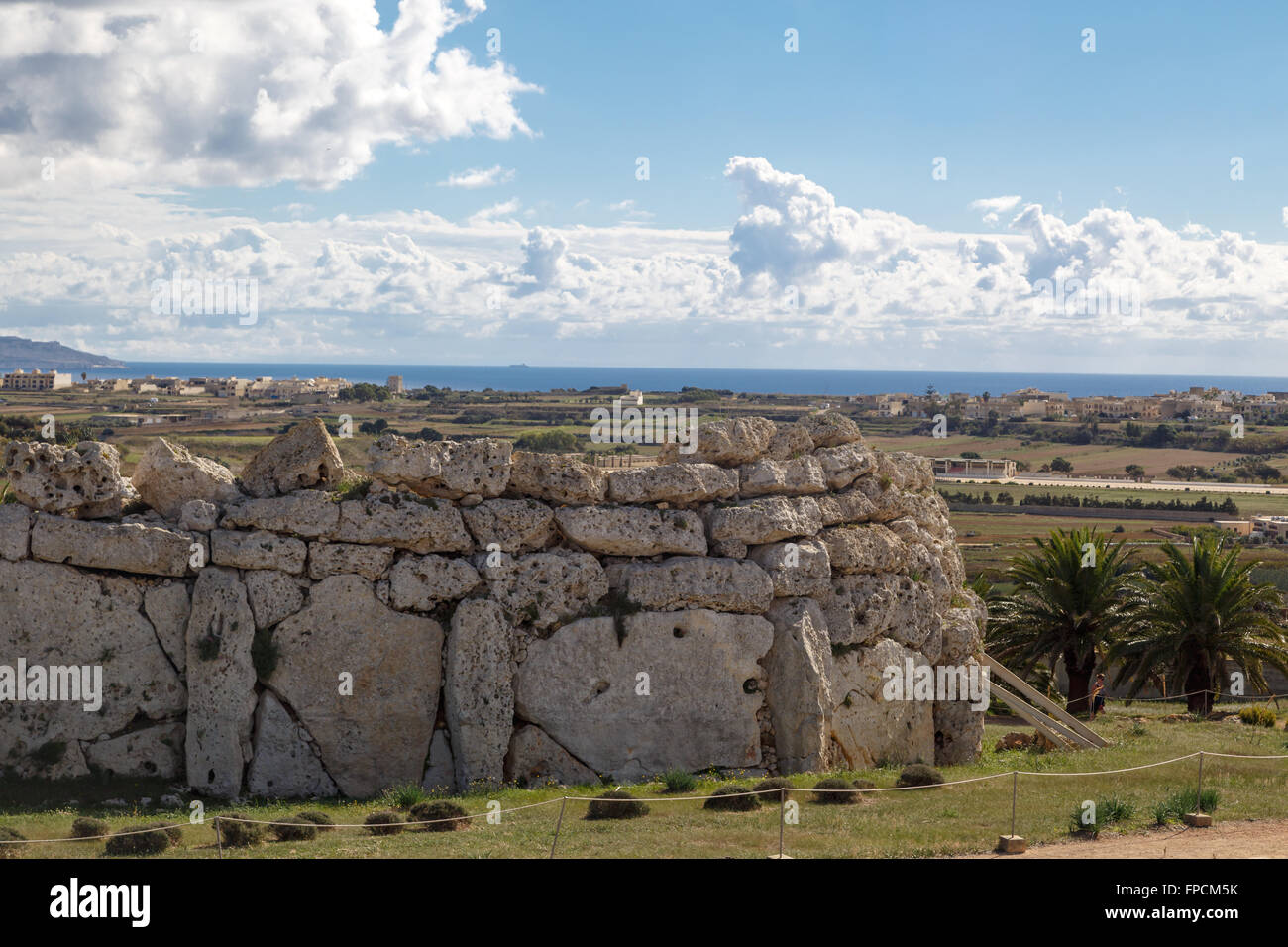 Blick auf Stein-Strukturen des alten Ggantija Tempel auf Gozo Malta auf blauen Wolkenhimmel Hintergrund. Stockfoto