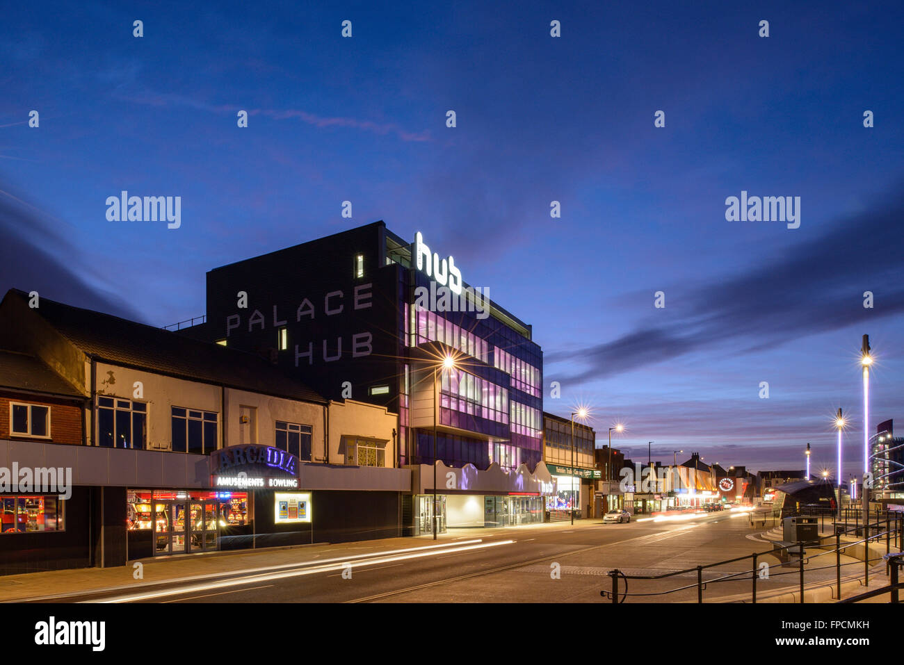 Eine Außenansicht des Ultra modernen Palast Hub, die große Glasfront mit Neon beleuchtete fertig sind, auf einer Hauptstraße in Redcar. In der Nacht genommen. Stockfoto