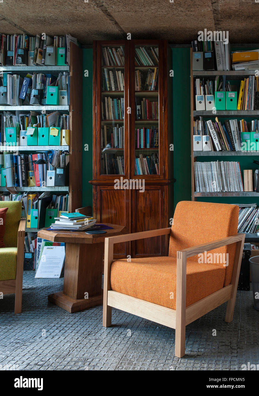 Ken Taylor und Julia Manheim Quay2c Architekten AG entwickelt ihr eigenes Haus aus einem alten Milch Depot 2c Könige Grove, Peckham. Zeigen die Bibliothek. Stockfoto