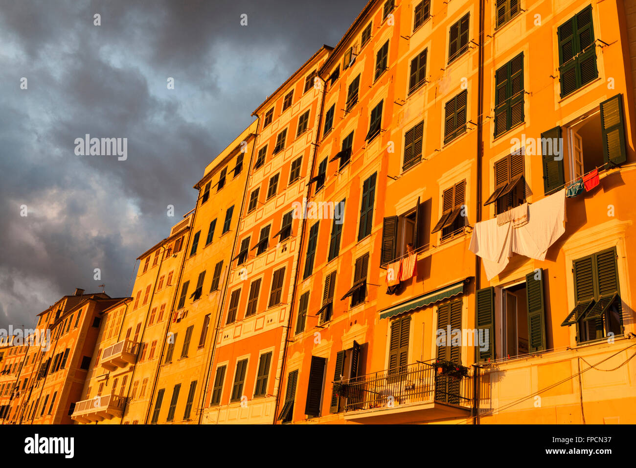 Außenansicht der Wohnungsbau in Camogli. Stockfoto