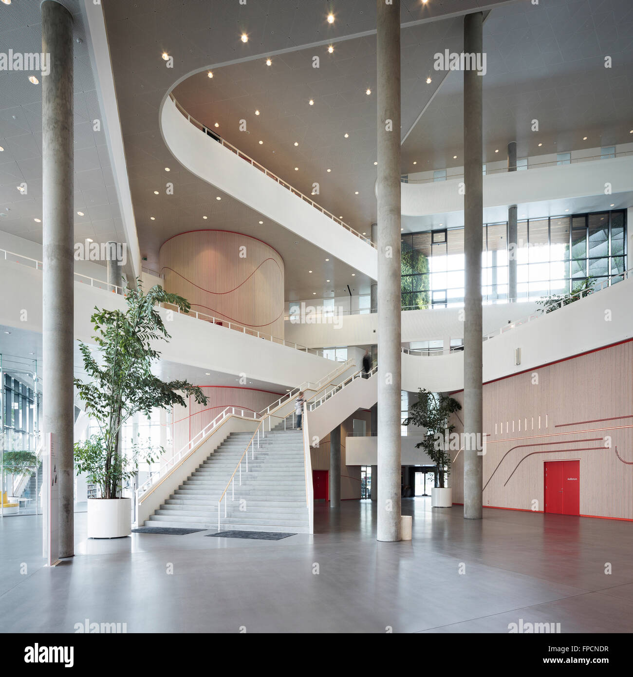 Eine Innenansicht des Treppenhauses von Kolding Campusgebäude. Von Henning Larsen Architects entworfen. Stockfoto