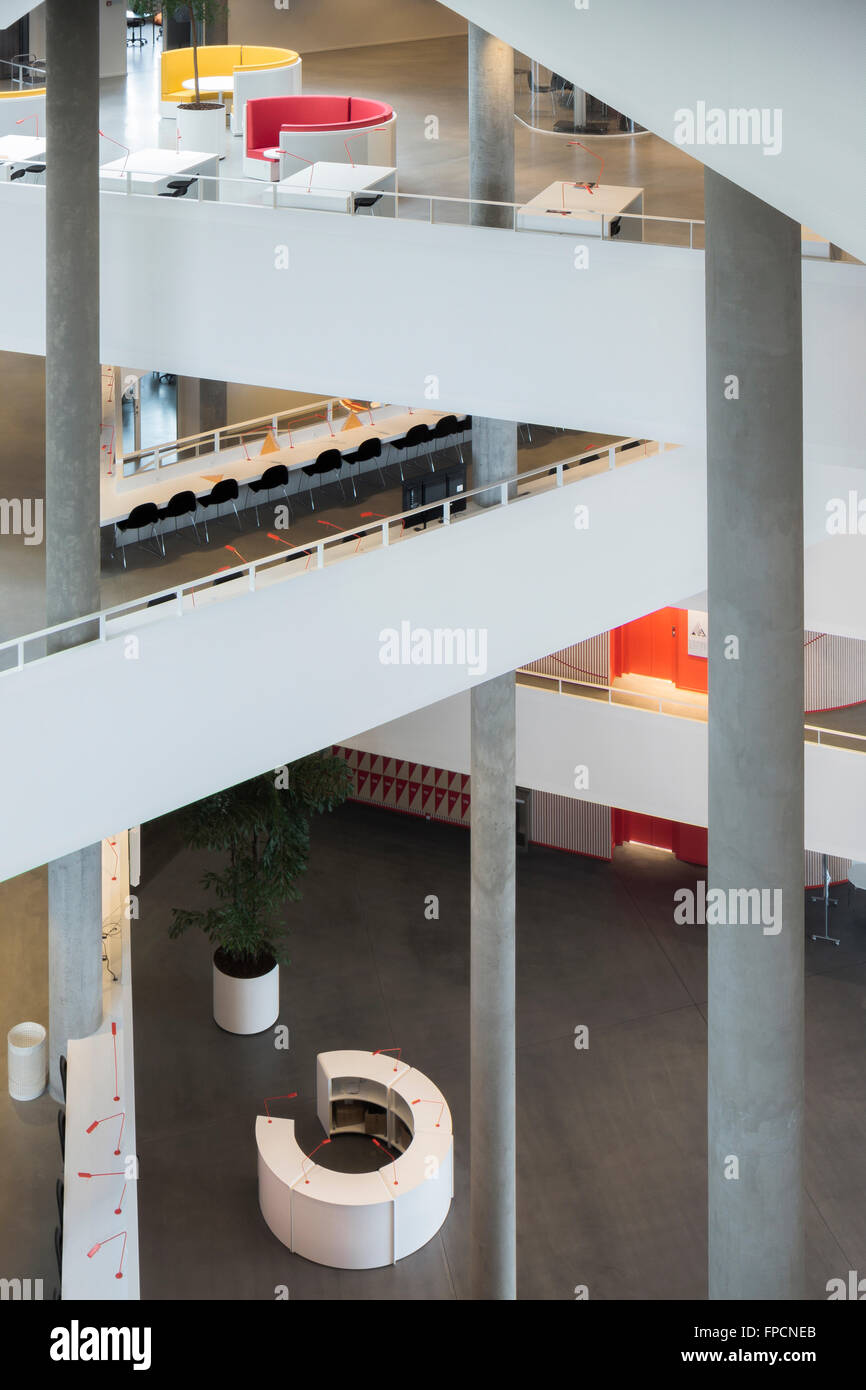 Ein Blick von oben, von der Lobby in Kolding Campus-Neubau. Von Henning Larsen Architects entworfen. Stockfoto