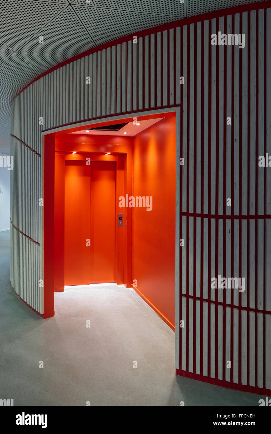 Eine Innenansicht einer roten Tür in Kolding Campus-Neubau. Von Henning Larsen Architects entworfen. Stockfoto