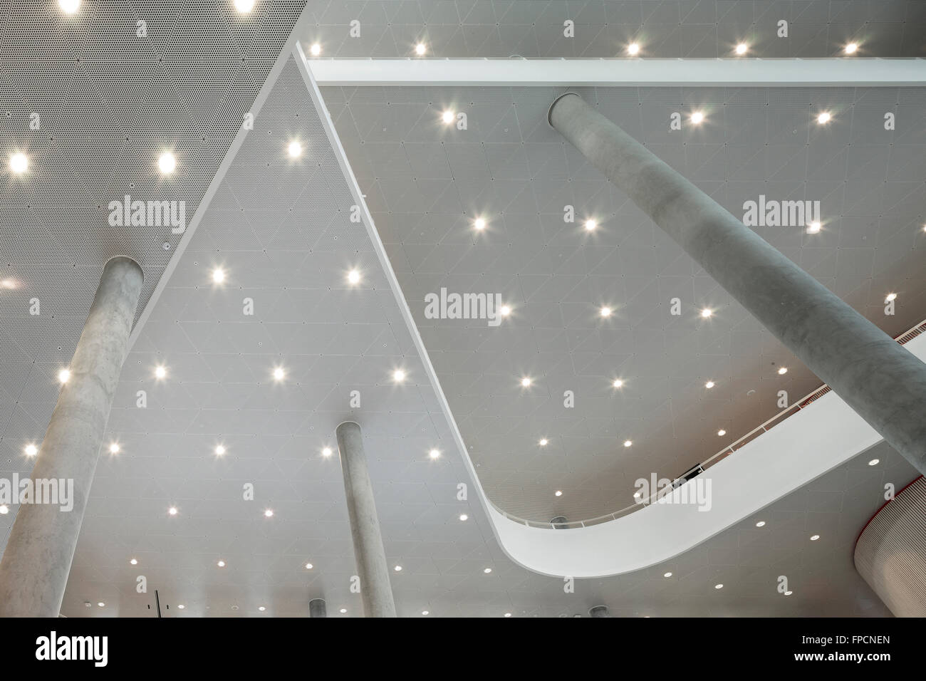 Eine Innenansicht der Decke in das neue Campusgebäude Kolding. Von Henning Larsen Architects entworfen. Stockfoto