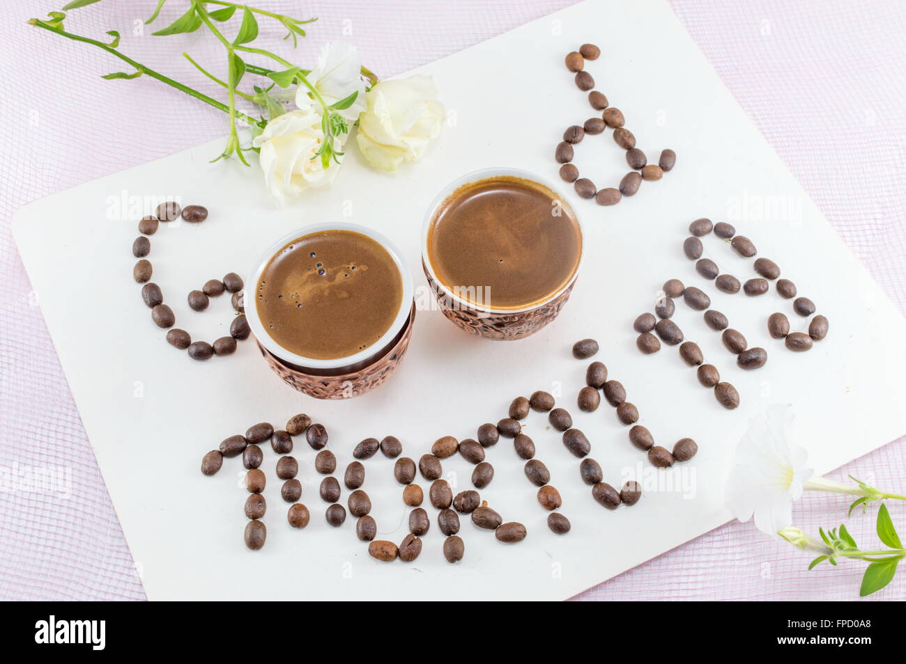 Zwei Tassen Kaffee bilden einen "Guten Morgen"-Hinweis Stockfoto