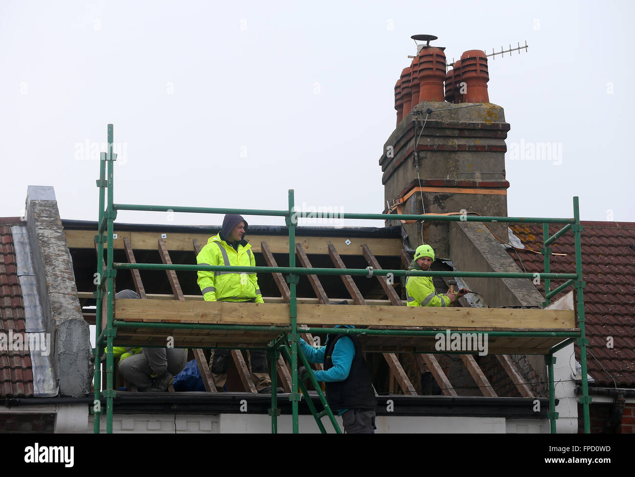 Bauherren ein Dach entfernen, bauen eine Loft Conversion auf einem viktorianischen Reihenhaus Eigentum. Stockfoto