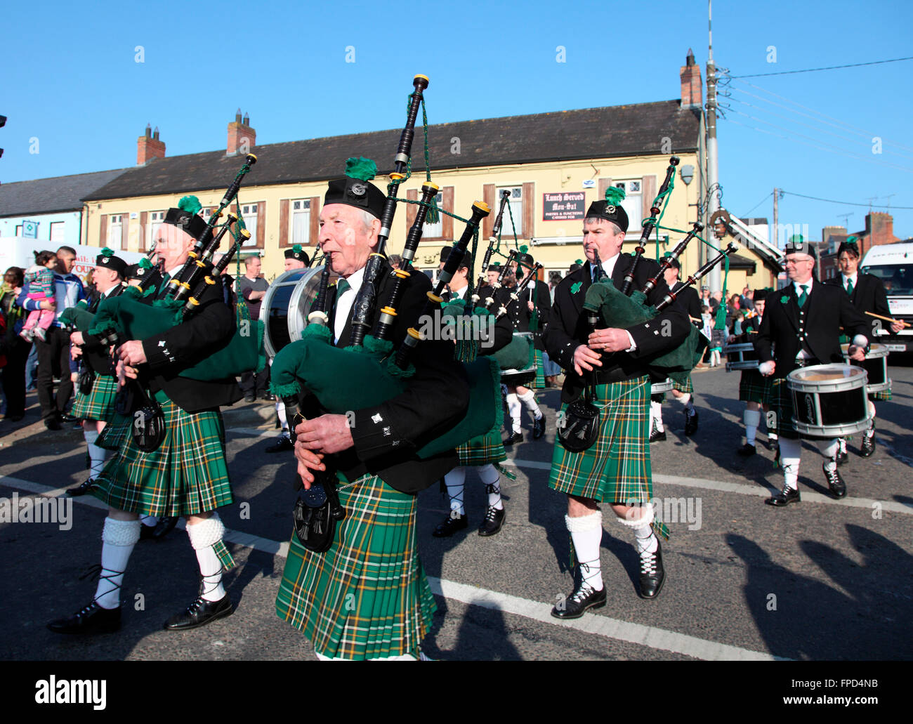 Corduff Pipe Band in Carrickmacross St. Patricks Day Parade Stockfoto