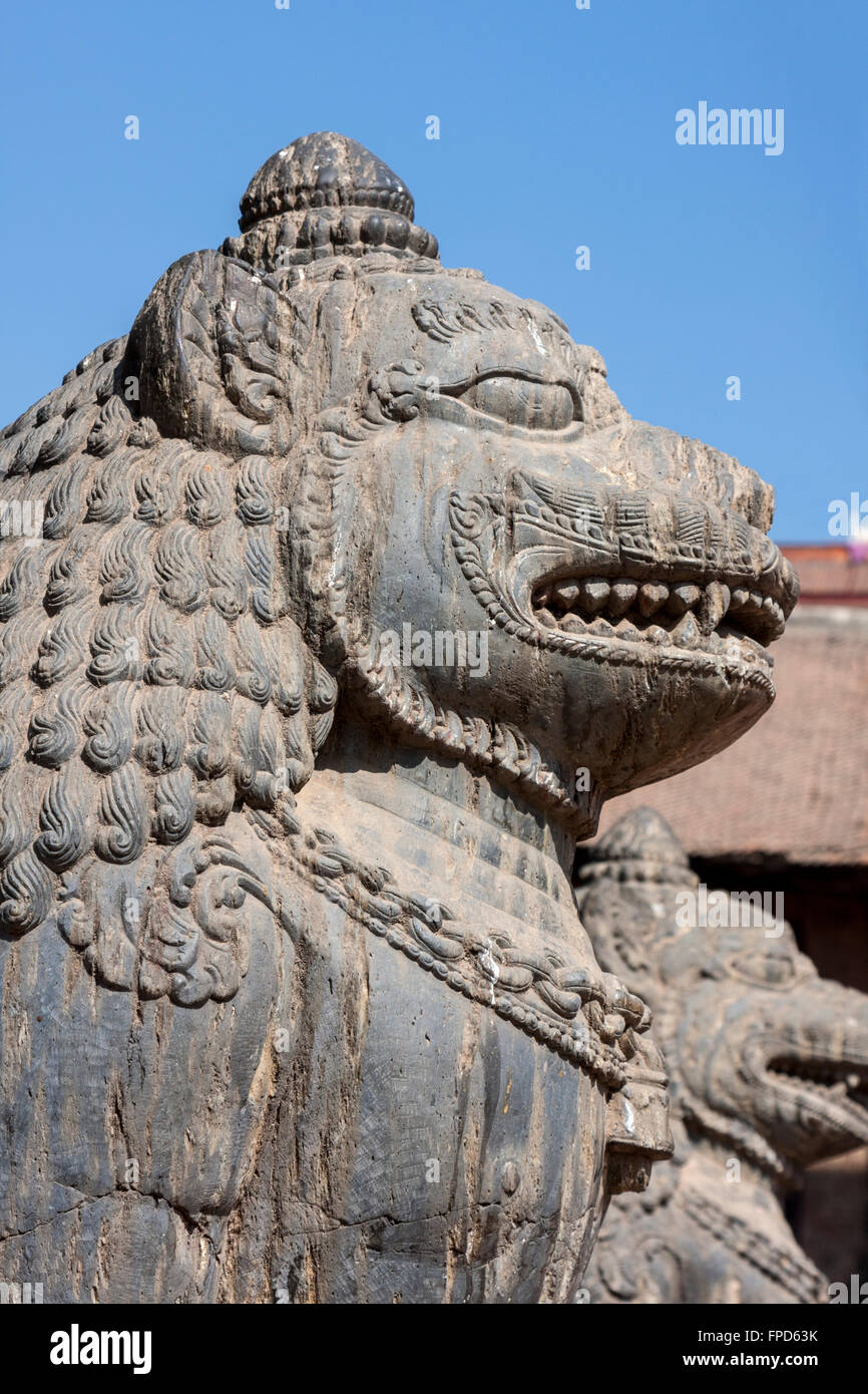 Nepal, Patan Durbar Square. Mythische Tiger bewacht Eingang zu Krishna Mandir. Stockfoto