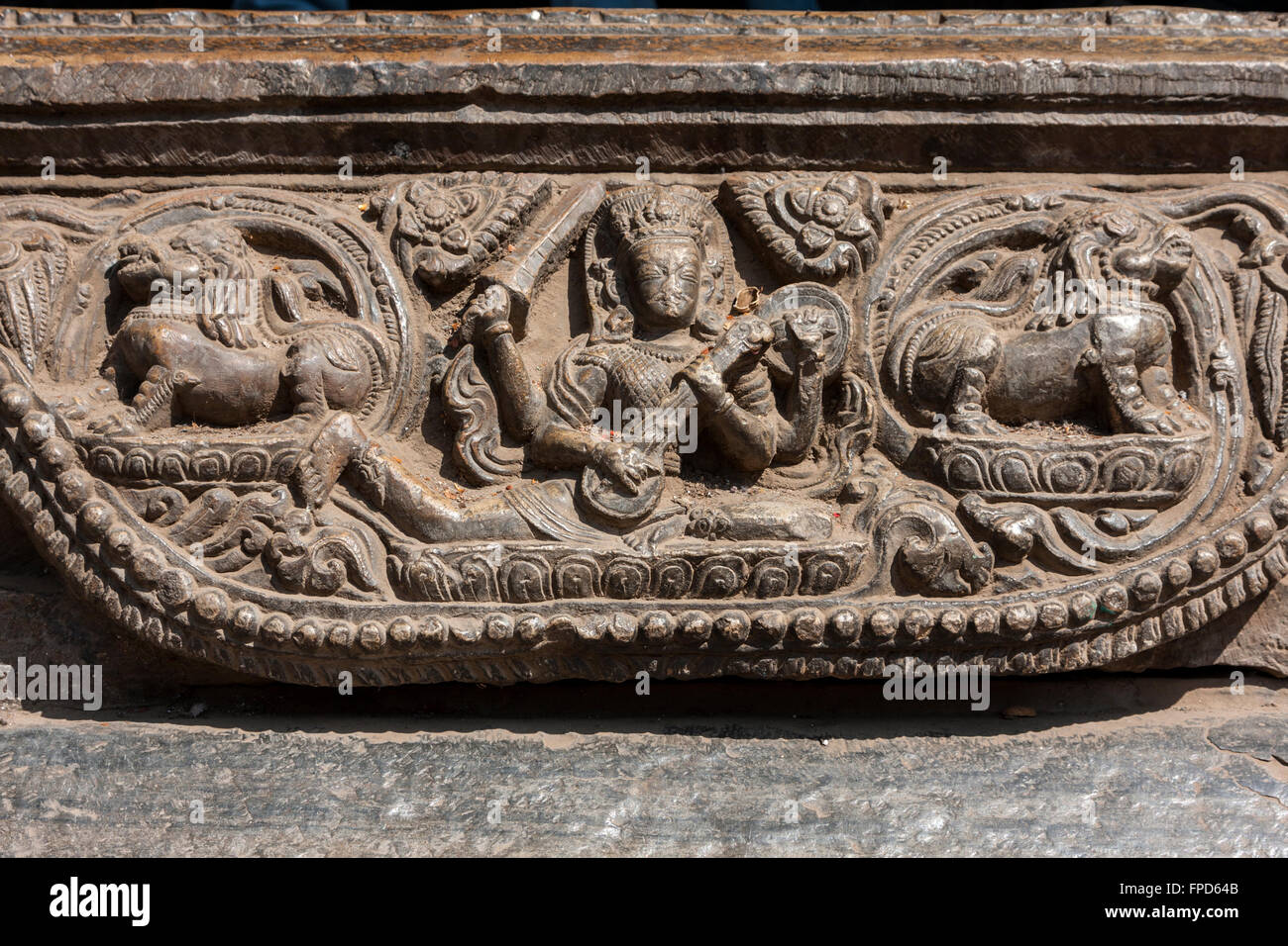 Nepal, Patan Durbar Square.  Steinbildhauen, Vishwanath Mandir, Musikinstrument spielen. Stockfoto