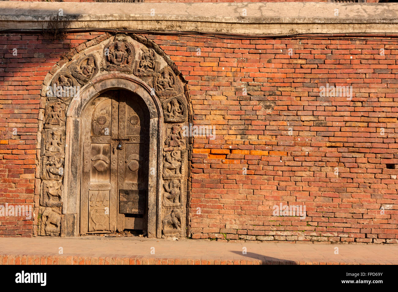 Nepal, Patan.  Tor in Royal Palace Compound, Durbar Square. Stockfoto