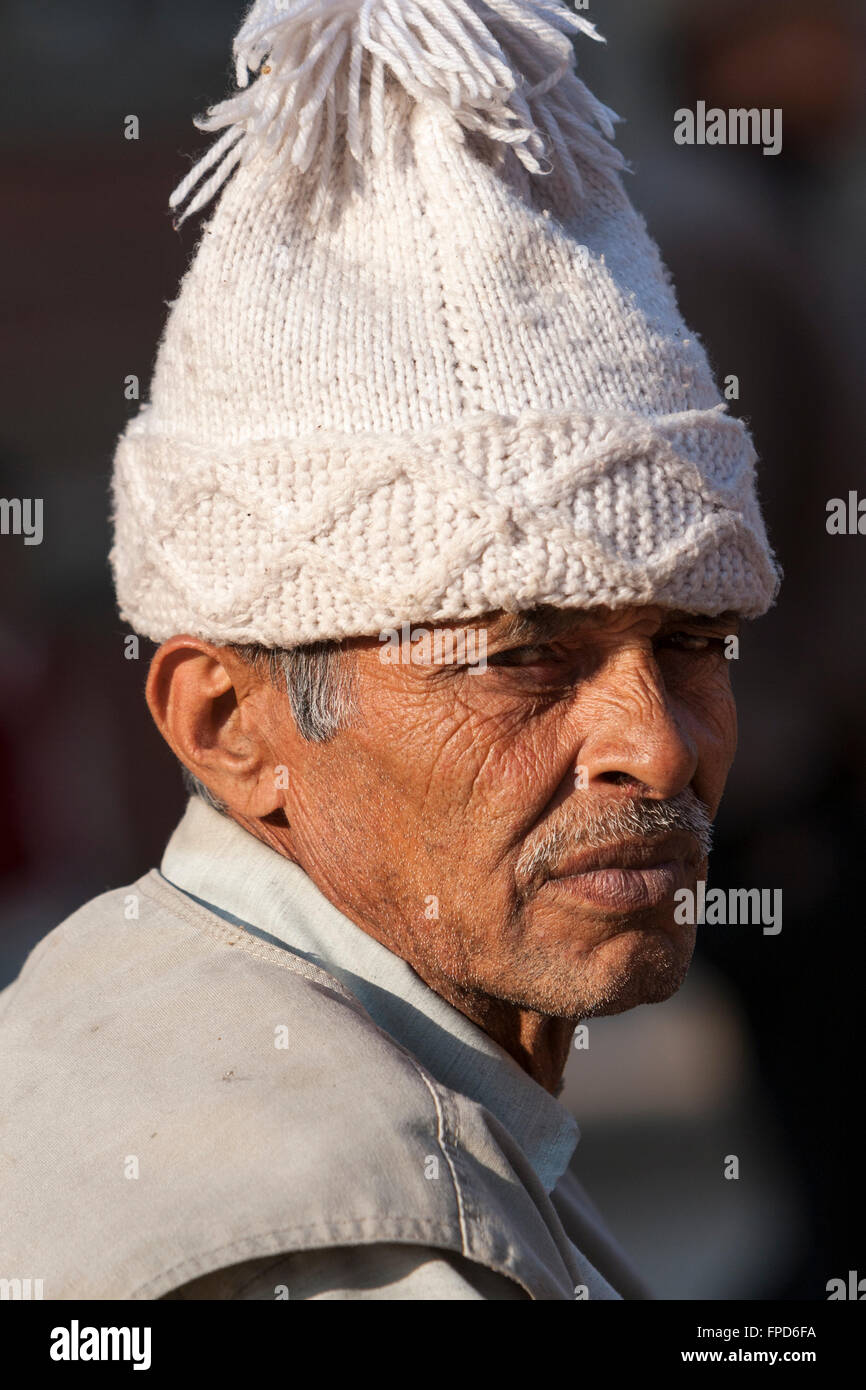 Nepal traditionelle mütze -Fotos und -Bildmaterial in hoher Auflösung –  Alamy