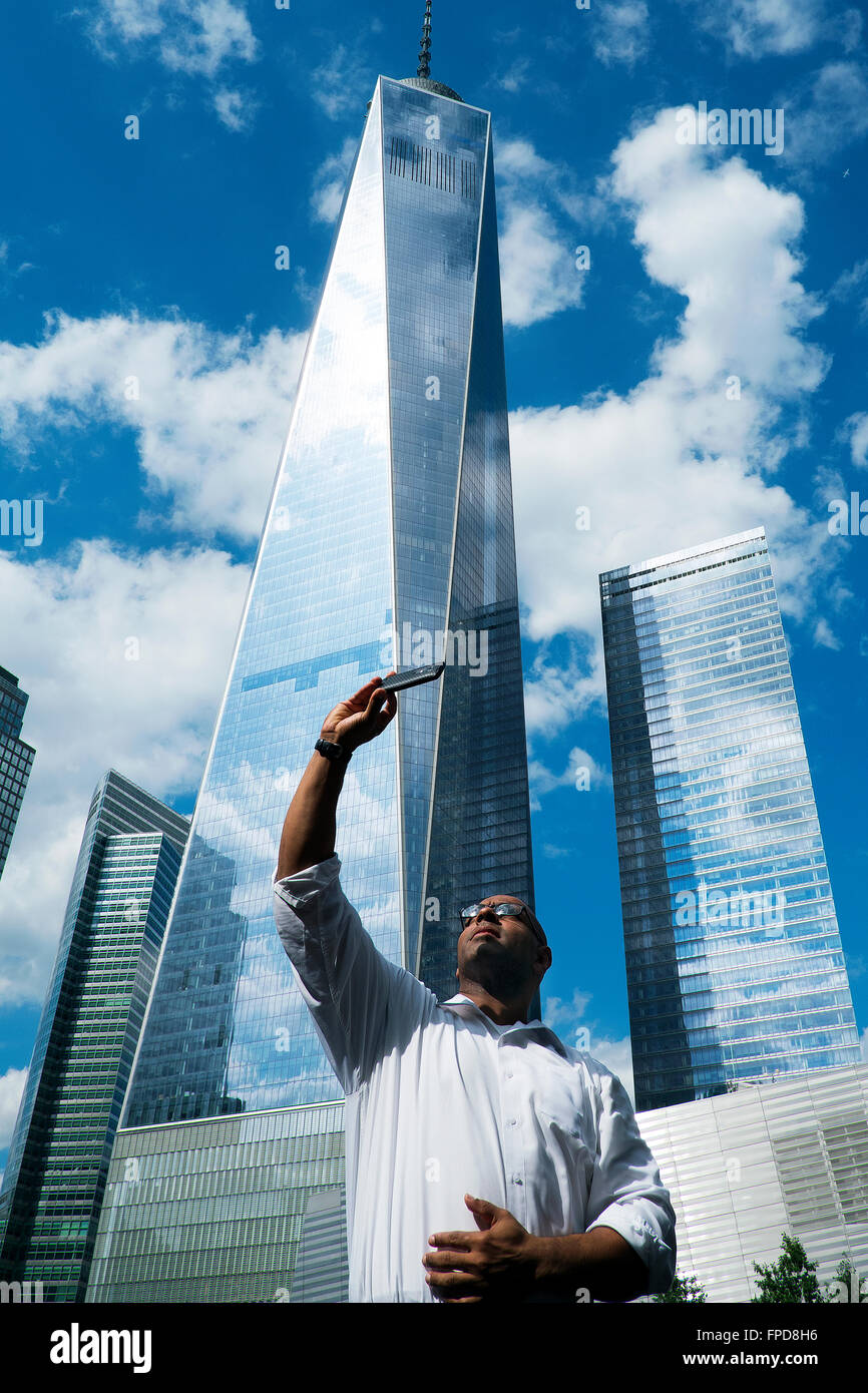 Ein Mann nimmt eine "Selfie" mit einem Smartphone vor das World-Trade-Gebäude in Manhattan. Stockfoto