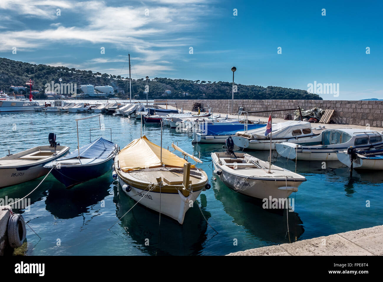 Boote im Hafen von Lopud, eines der Elafiti-Inseln in der Nähe von Dubrovnik, an der dalmatinischen Küste. Stockfoto