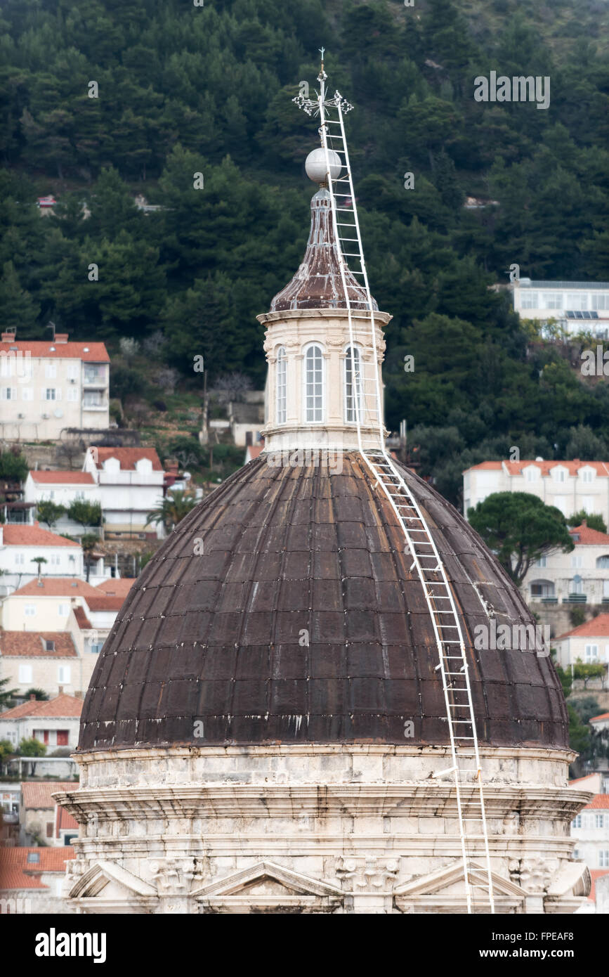 Prekäre Leiter auf der Außenseite der Kuppel der Kathedrale von Dubrovnik im Herzen der Altstadt. Stockfoto