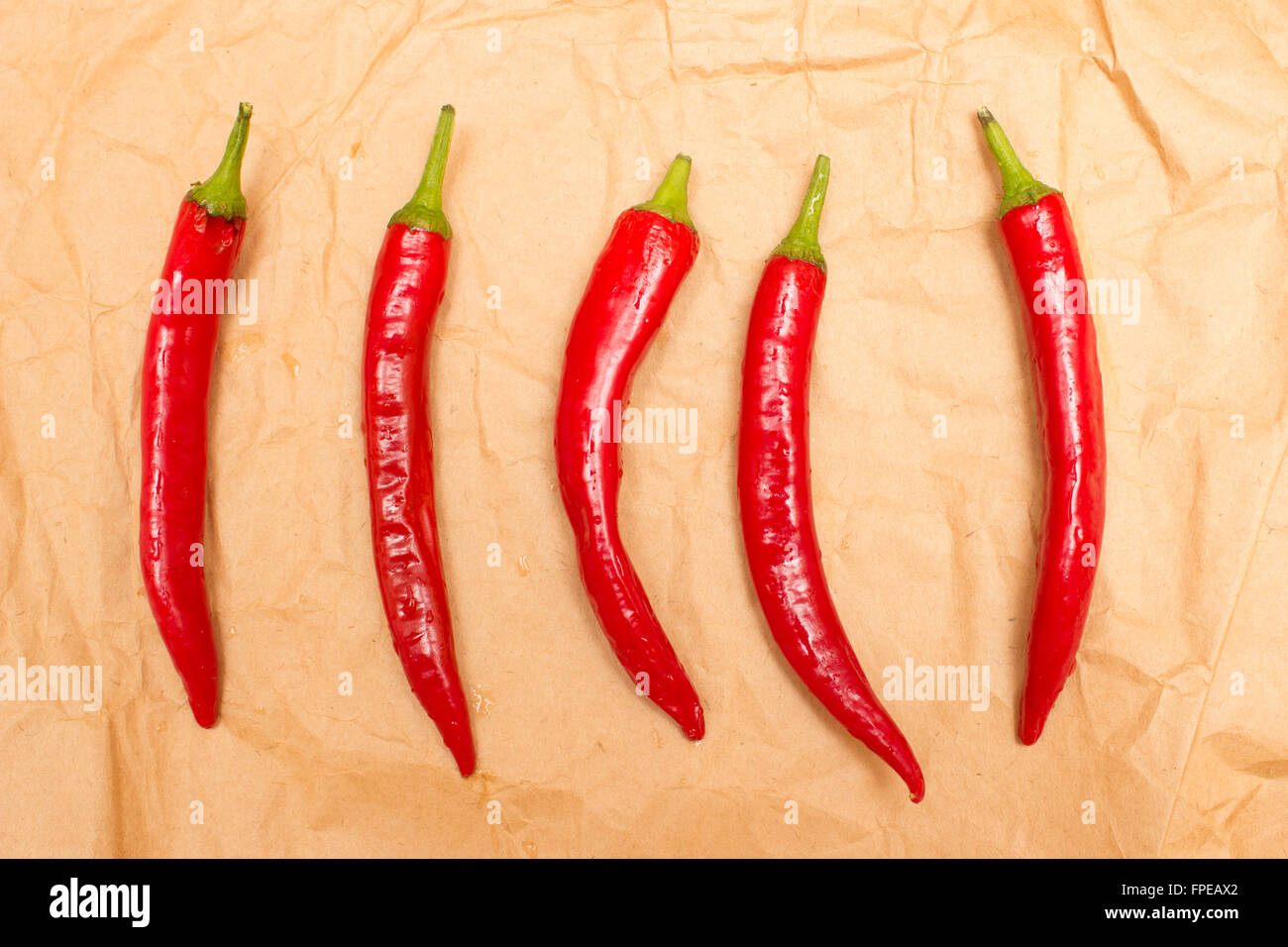 Rote scharfe Chilischoten auf alten braunen Papier Stockfoto