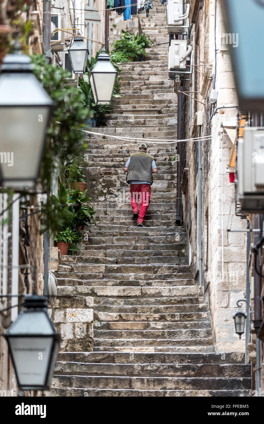 Die steilen Straßen und Treppen der alten Stadt von Dubrovnik, Kroatien. Stockfoto