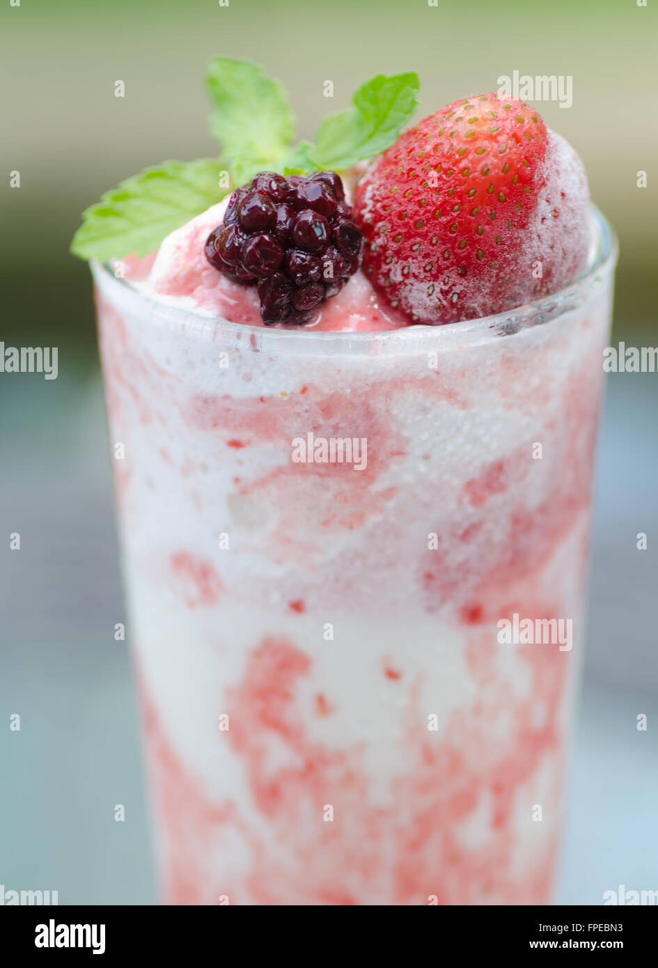 Bio Erdbeer Smoothie gemacht mit frischen Zutaten Stockfoto