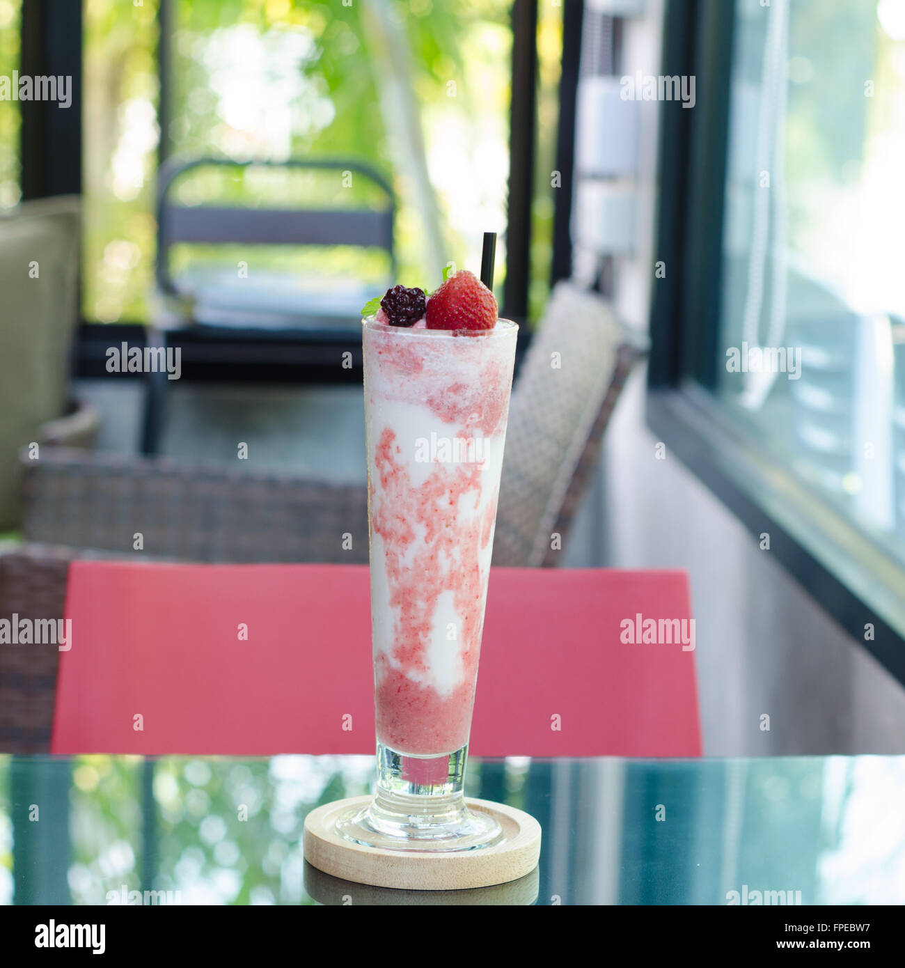 Ein Glas Erdbeer smoothie Stockfoto
