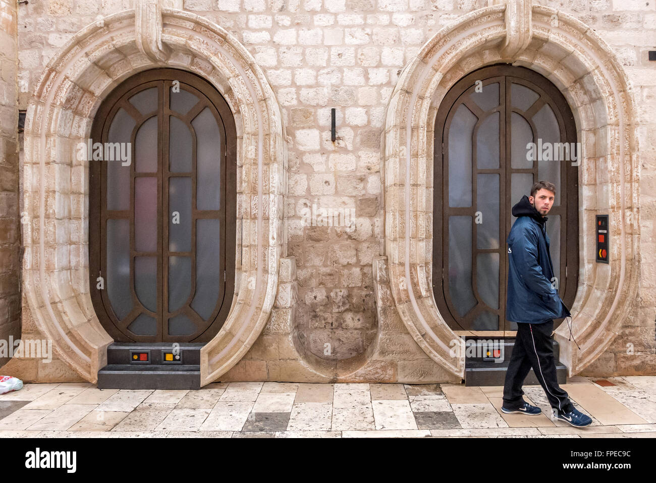Am Placa, die Hauptstraße in Dubrovnik Altstadt, wurden die Gebäude geändert, um eine Filmkulisse für neue Star Wars Film geworden Stockfoto