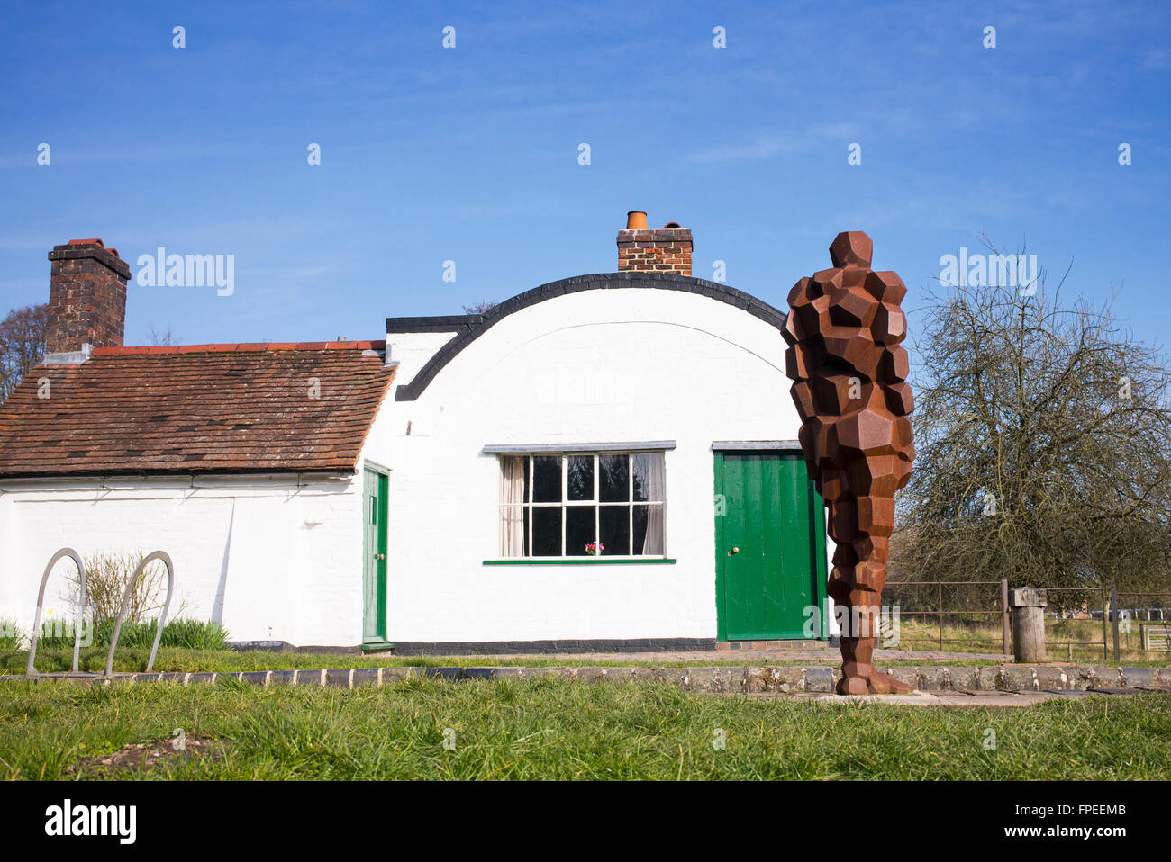 LAND-Skulptur von Antony Gormley auf der Stratford-upon-Avon-Kanal an Lengthsmans Hütte, Lowsonford, Warwickshire, England Stockfoto