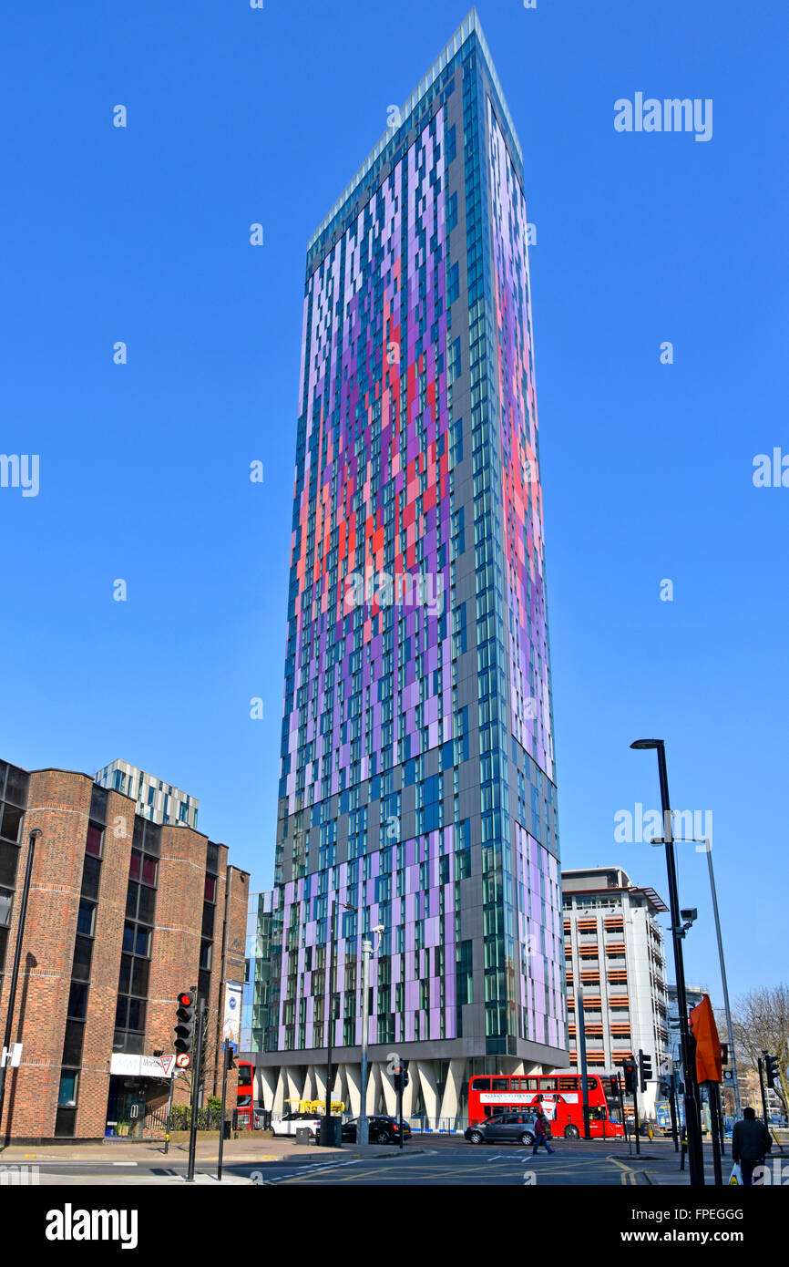 Bunte Verkleidungen Hochhaus Wohnungen von Berkeley Wohnungen Wahrzeichen Wolkenkratzer block Croydon South London England UK vor blauem Himmel Stockfoto