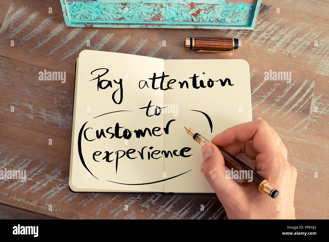 Handgeschriebener Text zahlen Aufmerksamkeit zu CUSTOMER EXPERIENCE, Business-Erfolg-Konzept Stockfoto