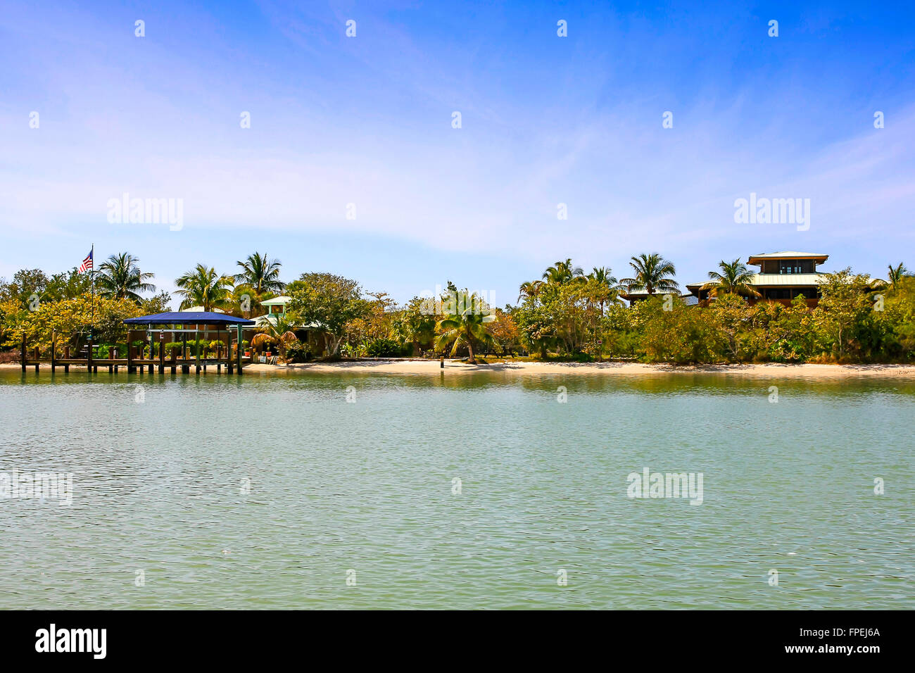 Privathaus auf Keywaydin Insel gesehen von Dollar Bay in Naples, Florida Stockfoto