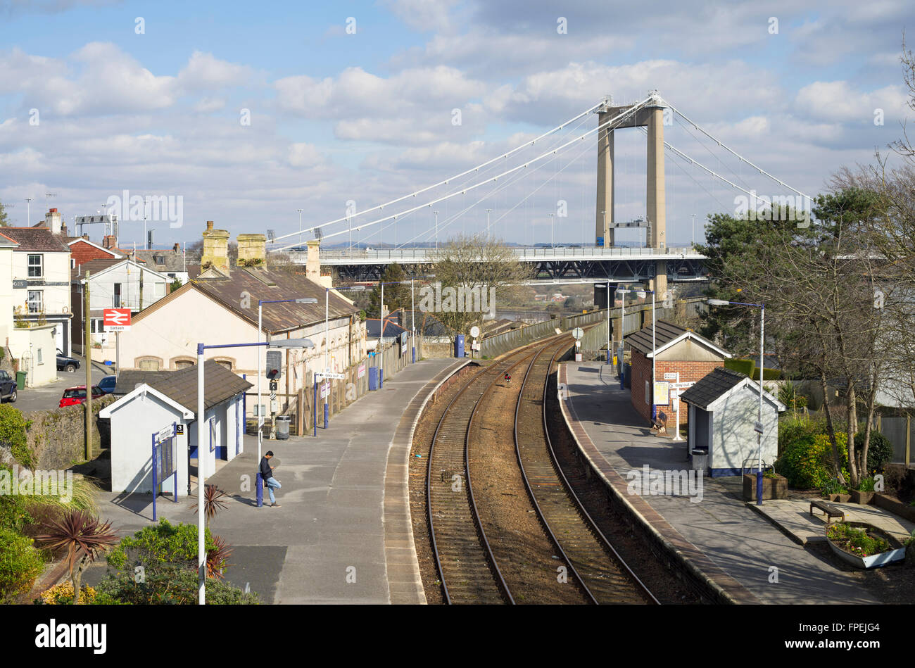 Saltash Bahnhof, Beginn der Royal Albert Bridge und Tamar Brücke im Hintergrund.  Cornwall England UK. Stockfoto