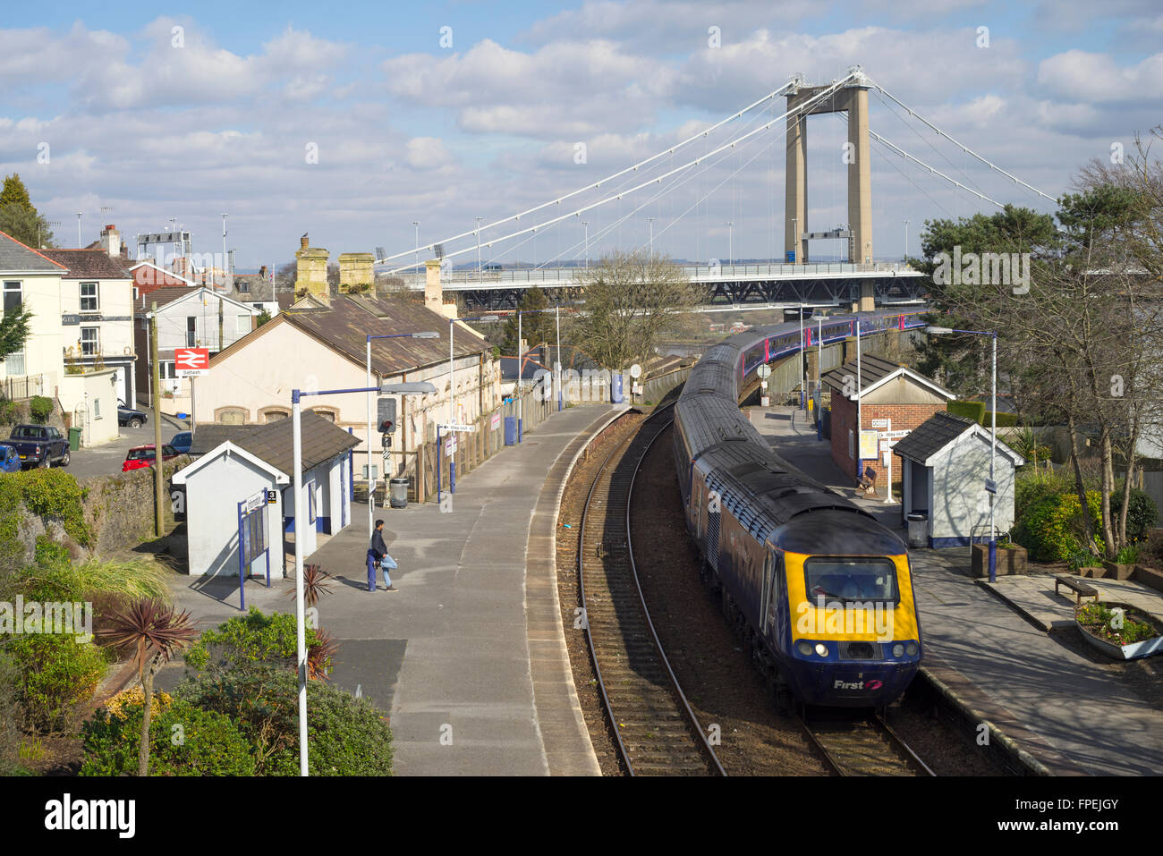 Erste große Western High Speed Train treten Saltash Bahnhof nach Kreuzung Fluß Tamar über Royal Albert Bridge. Stockfoto