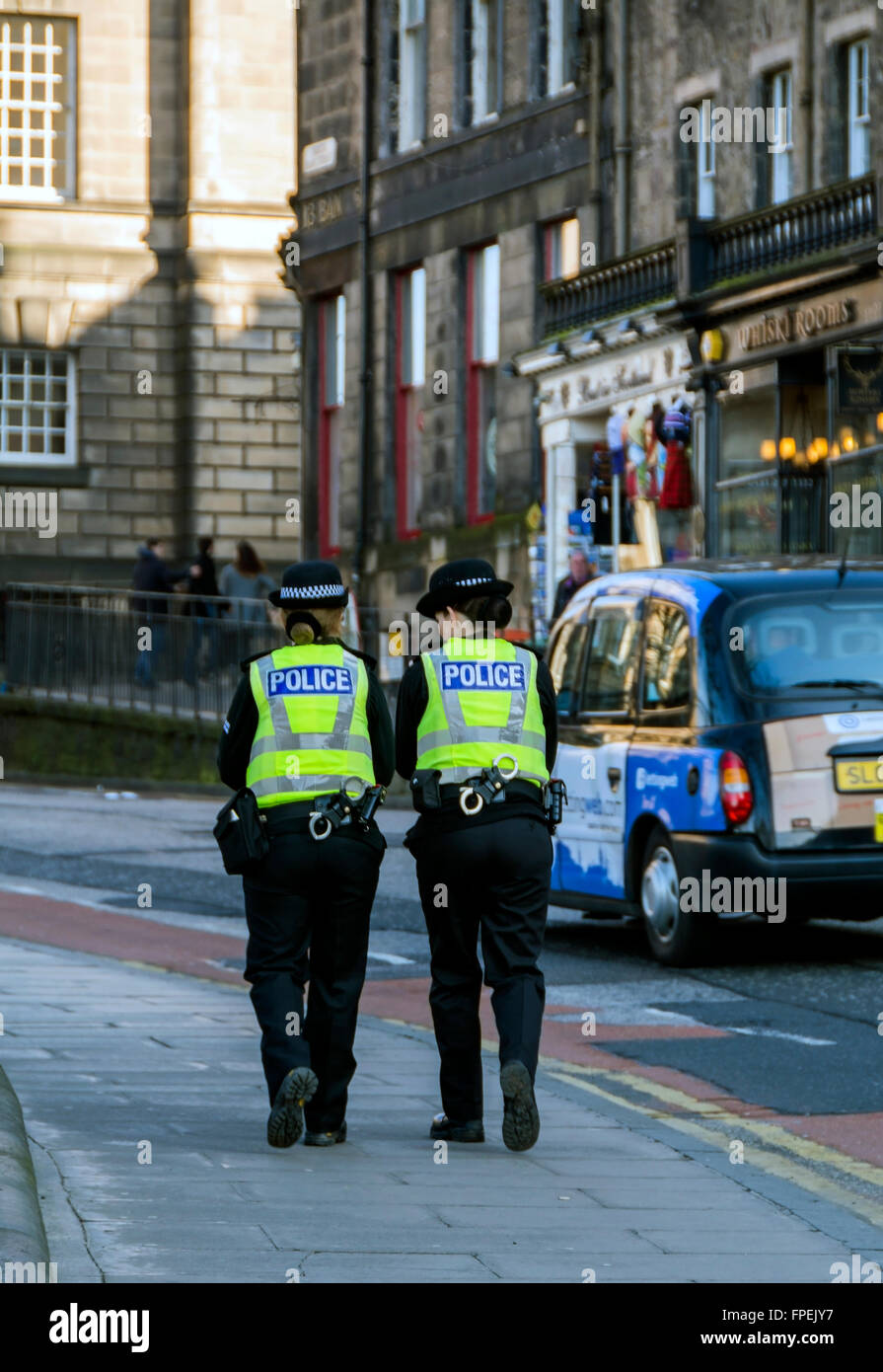 Zwei Polizistinnen zu Fuß patrouillieren. Stockfoto