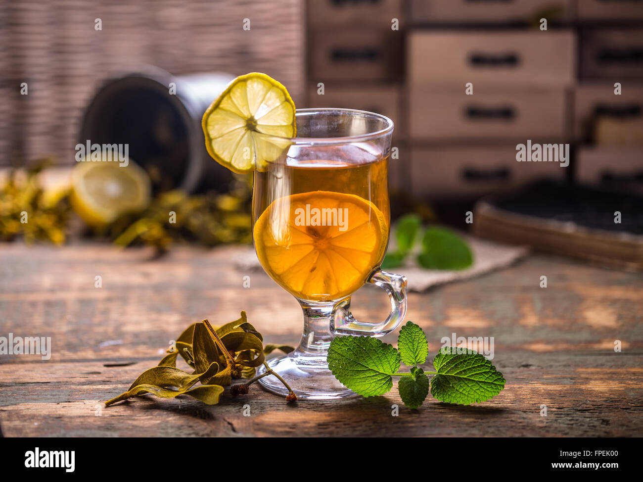 Glas Tasse Tee mit Minze und Zitrone Stockfoto