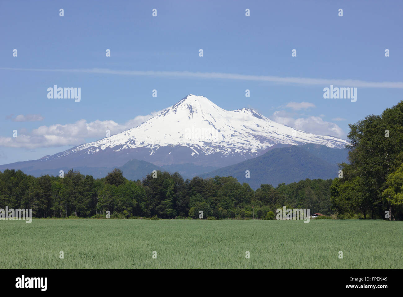 Vulkan Llaima aus Westen, Lake District, Chile Stockfoto