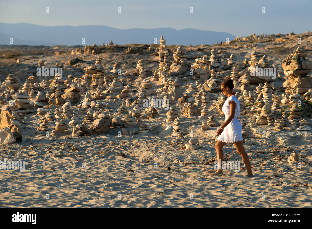 Zen-Raum. Steinen. Ses Illetes Strand, Balearen, Formentera, Spanien. Hintergrundbeleuchtung in den Sonnenuntergang mit Steinen mit verschiedenen Formen. "Die Flut" ("La Riada"), ein einzigartiger Raum mit Steinen von den deutschen Johannes Schultz gebaut. Stockfoto