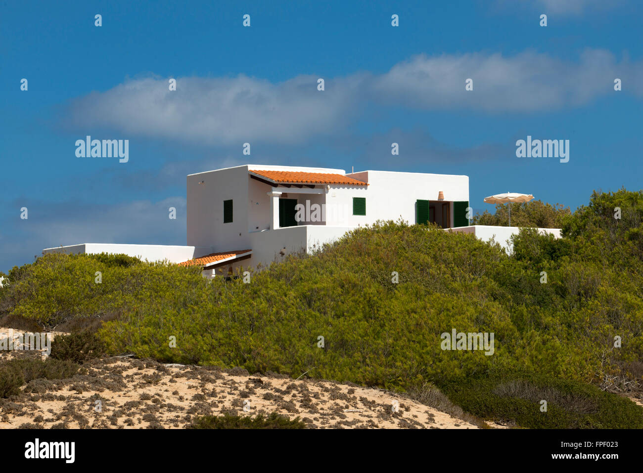 Typische weiße Haus von Formentera. Migjorn Strand, Insel Formentera, Balearen Inseln, Spanien. Stockfoto