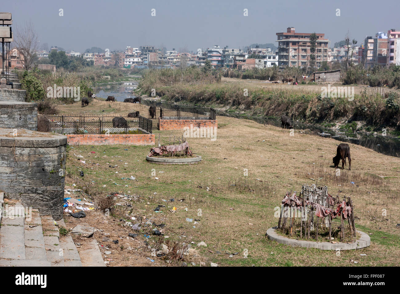 Nepal, Patan.  Ufer des Bagmati. Stockfoto