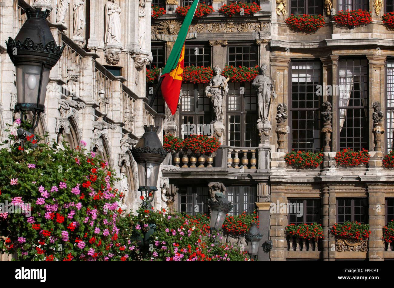 Einige von den Balkonen und Fassaden Louve, Sac und Brouette, neben Hôtel de Ville. (Rathaus). Grand-Place, Brüssel, Belgien. Stockfoto