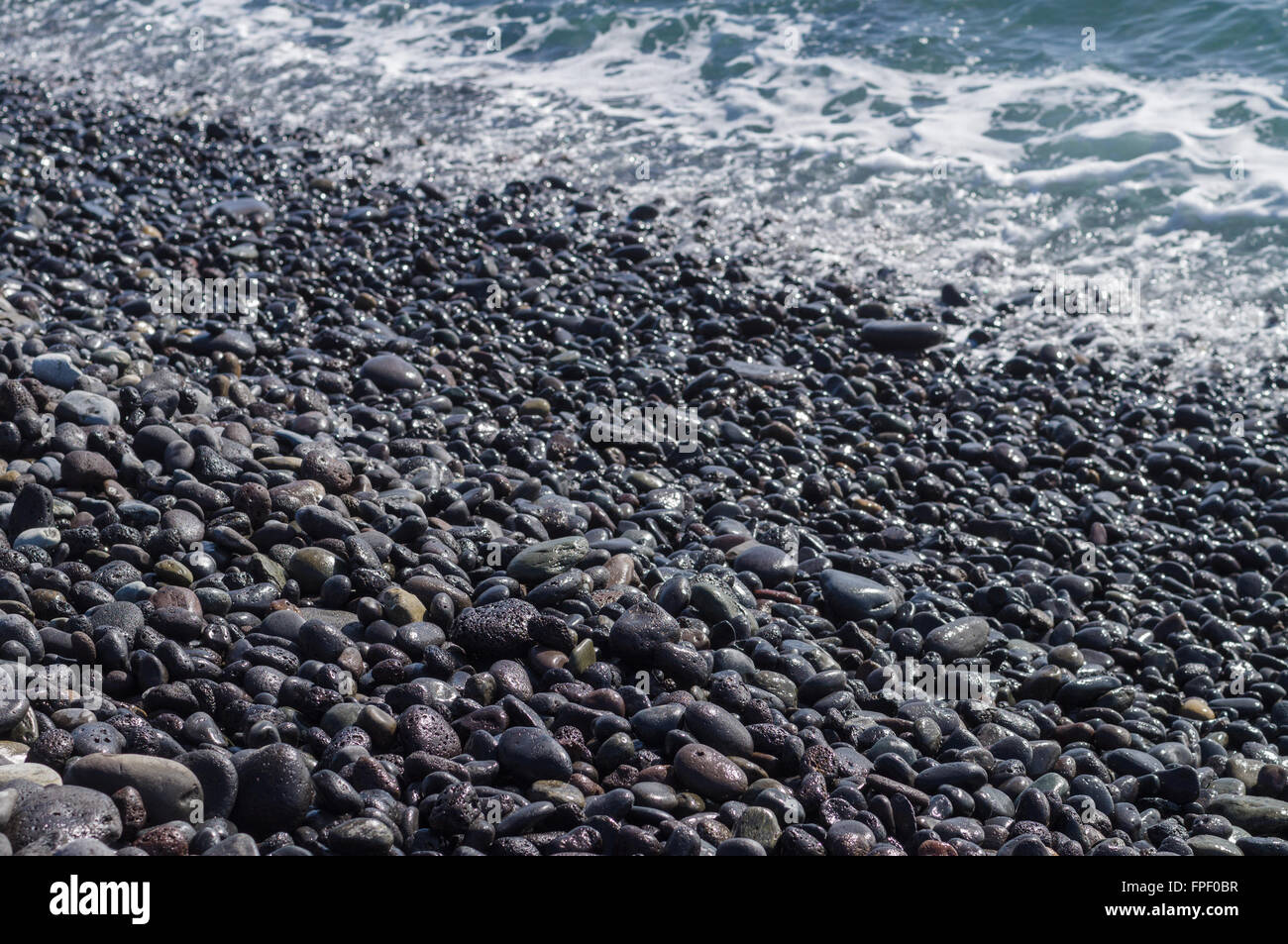 Steinige Küste, Welle im Hintergrund, selektiven Fokus Stockfoto