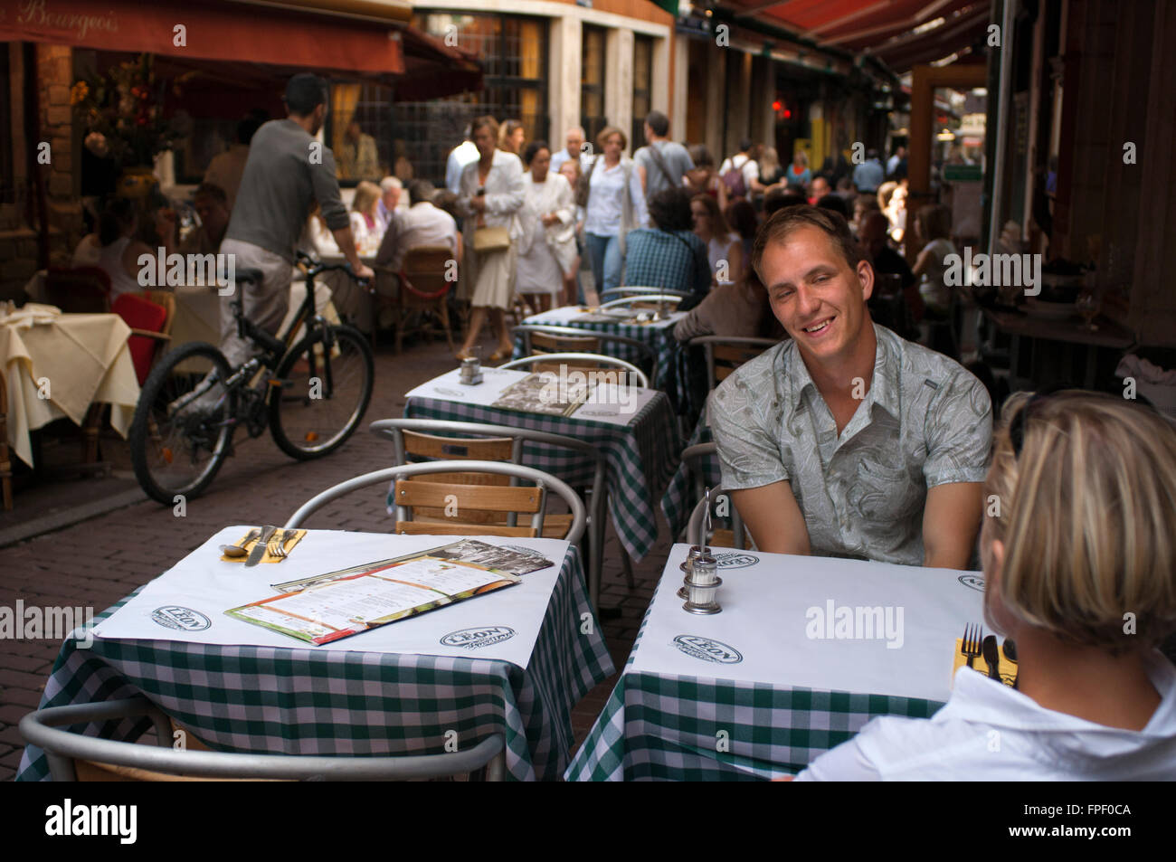 Rue des Bouchers. Ein paar in eines der vielen Restaurants in der Nachbarschaft und Sacré Ilôt Jardin Botanique, Brüssel, Belgien Stockfoto