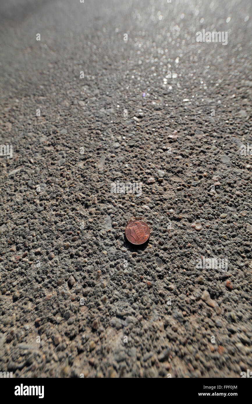 US-Cent (1 ¢ Stück) auf Asphalt. Stockfoto