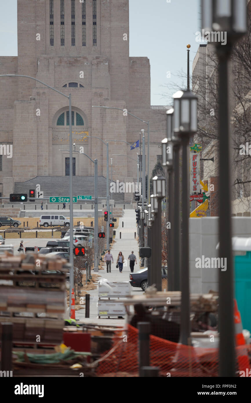 Lincoln, Nebraska Centennial Mall, im Bau, mit Hauptstadt Gebäude und Menschen zu Fuß auf dem Bürgersteig. Stockfoto