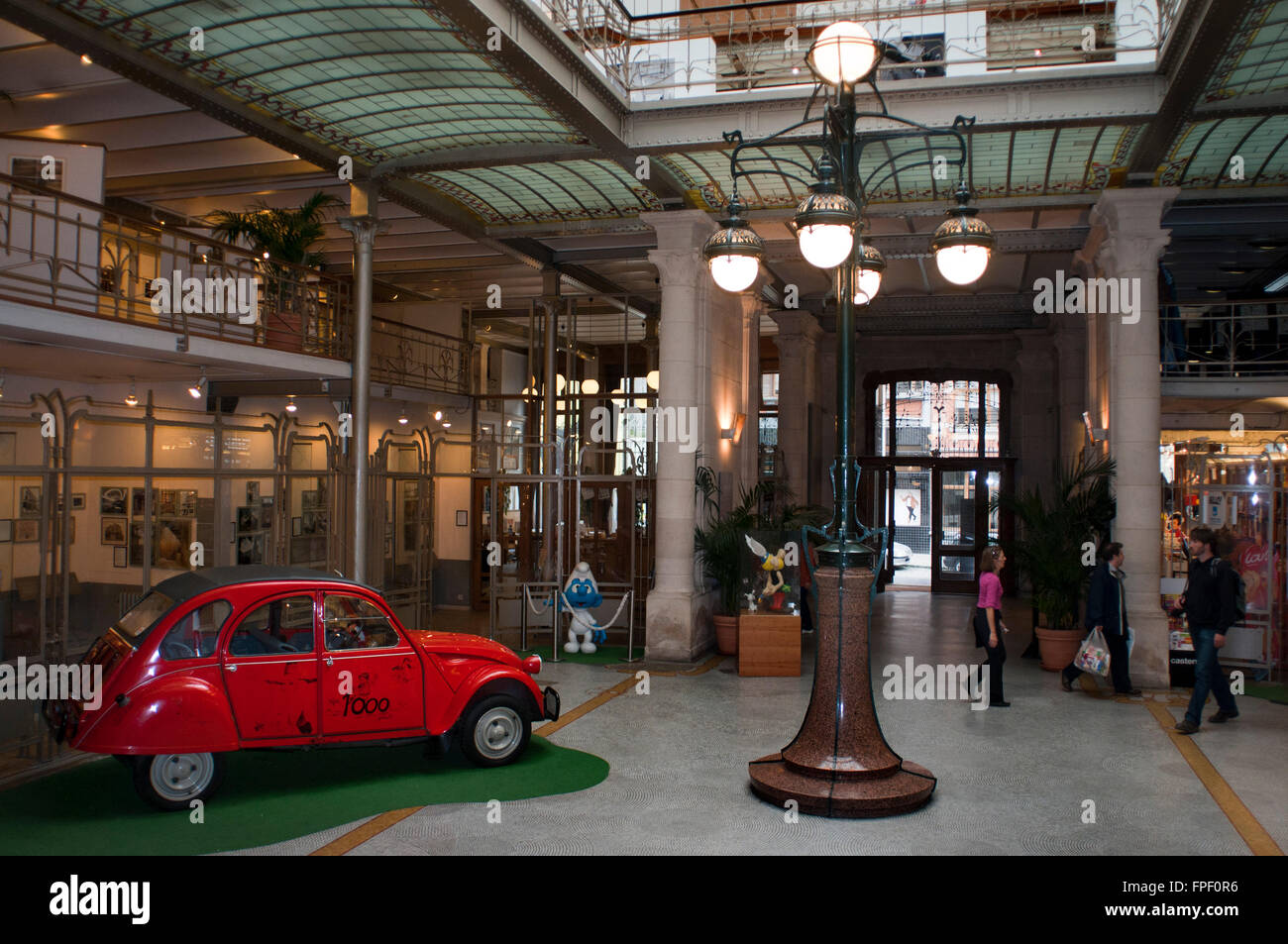 2CV im Centre Belge De La Bande Dessinee - belgischen Comic-Strip-Zentrum, Brüssel, Belgien, Europa der belgischen Comic-Strip Cen Stockfoto