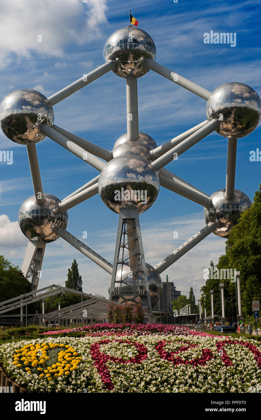 Das Atomium-Denkmal entworfen von André Waterkeyn, Brüssel, Belgien, Europa. Offene Blüte Logo. Das Atomium, mit seinen 102 Metern Stockfoto