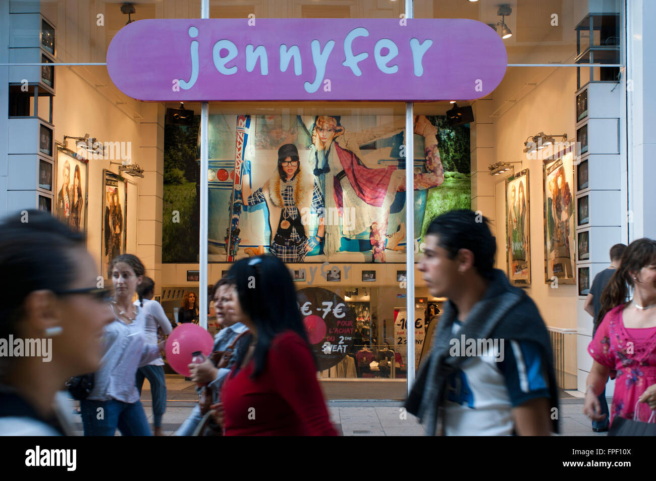 Jennyfer. Shopping Mode in Brüssel Stadt (Stadtteil Downtown Brüssel) Rue Neuve, neue Straße, Brüssel, Belgien. Comercial Stockfoto