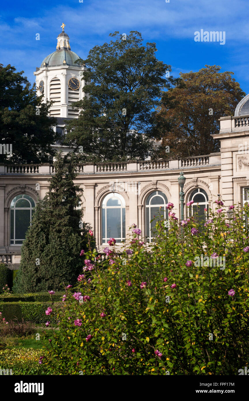 Musée BELvue, Belvue Museum, Palais Royal Palace, Brüssel; Belgien. Seine neun Zimmer beherbergen eine bedeutende Sammlung von Gemälden, Dokumente und realen Objekten, die Sternstunde der Geschichte Belgiens durch drei große Themen zeigen:. Der Kampf für allgemeines Wahlrecht, die Weltkriege und die Ausstellungsräume durch eine Reise zusammenhängen in denen Regierungszeit von jeder Herrscher dargestellt wird, durch eine Auswahl von Werken und Porträts, die ihrer Persönlichkeit und Image in der Öffentlichkeit der königlichen Familie zu charakterisieren "goldenen sechziger". im Sommer können Sie auf der Gartenterrasse trinken. Stockfoto