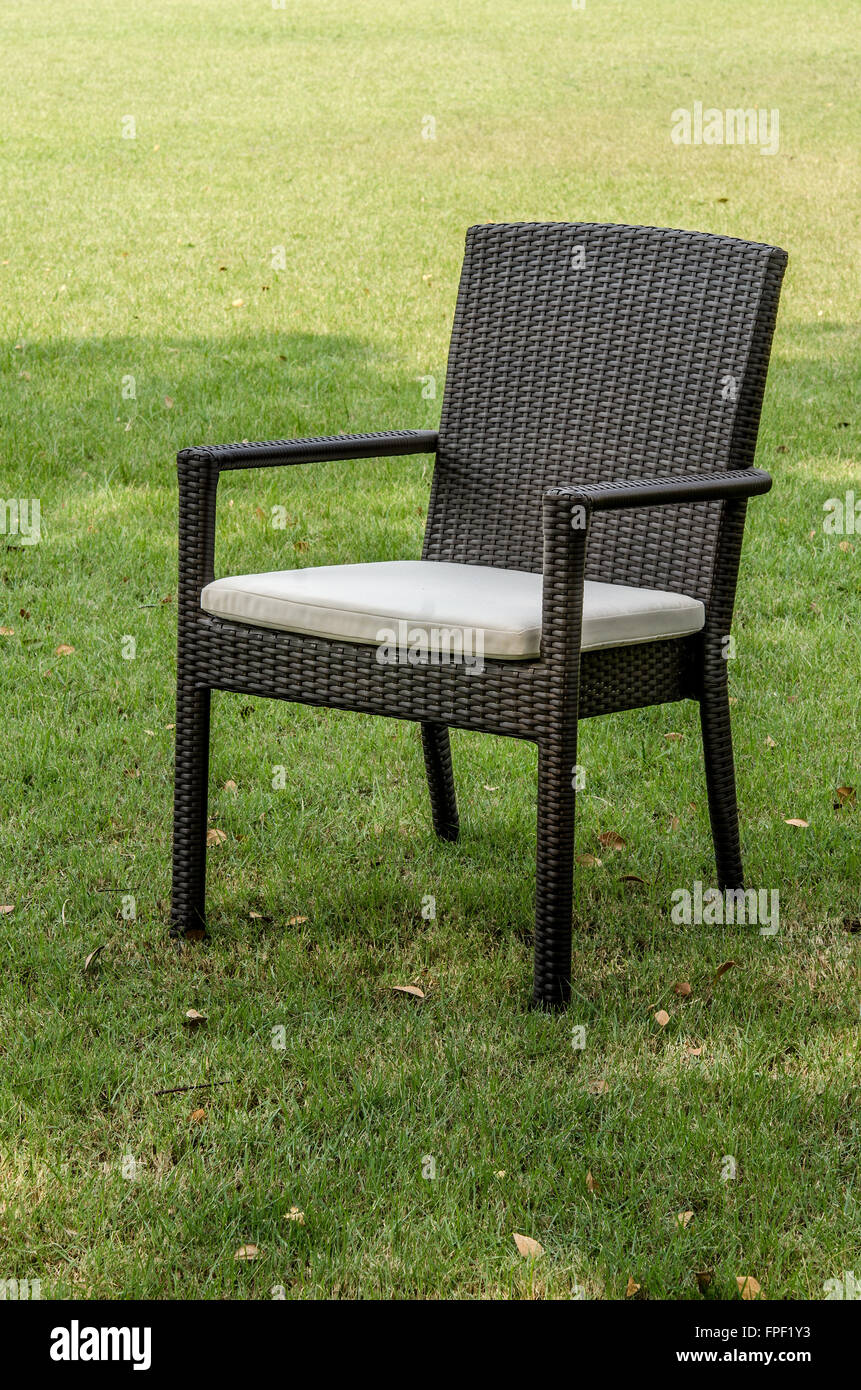 Braun Rattan Stuhl im Garten Stockfoto