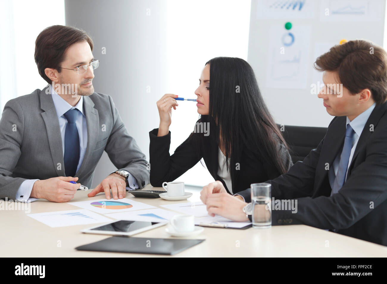 Business-Leute diskutieren Finanzberichte während eines Meetings Stockfoto